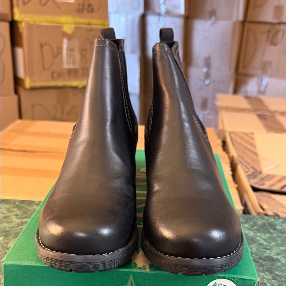Eastland Black Leather Chukka Boots - Picture 4 of 5
